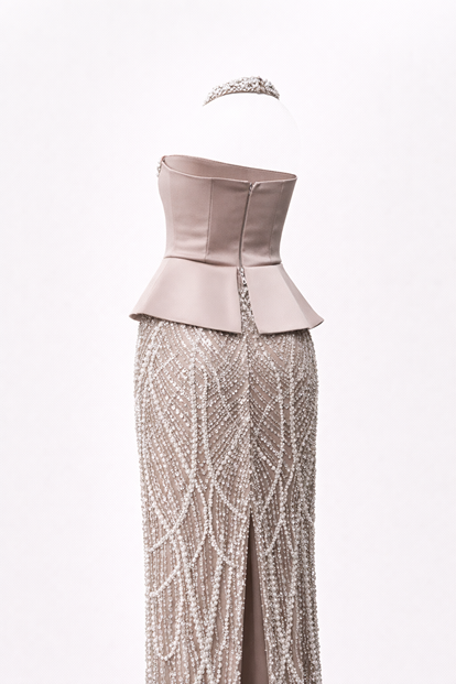 Abito da sera color cappuccino con scollo all'americana e dettagli in perle